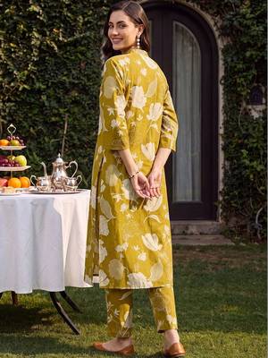 women floral printed regular cotton kurta with trousers 6