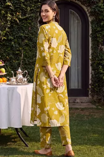 women floral printed regular cotton kurta with trousers