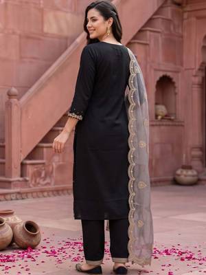 women ethnic motifs embroidered regular thread work kurta with trousers & with dupatta 2