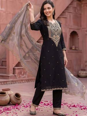 women ethnic motifs embroidered regular thread work kurta with trousers & with dupatta 3
