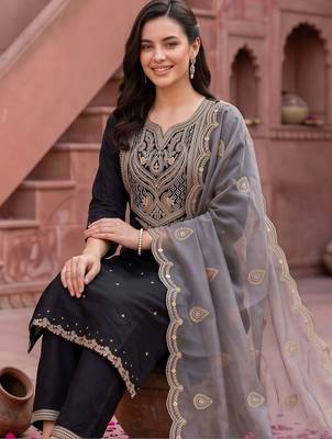 women ethnic motifs embroidered regular thread work kurta with trousers & with dupatta 6