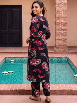 women paisley printed regular cotton kurta with palazzos 3