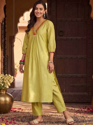 women embroidered empire thread work liva kurta with trousers 1