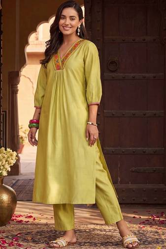 women embroidered empire thread work liva kurta with trousers