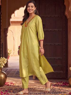 women embroidered empire thread work liva kurta with trousers 3