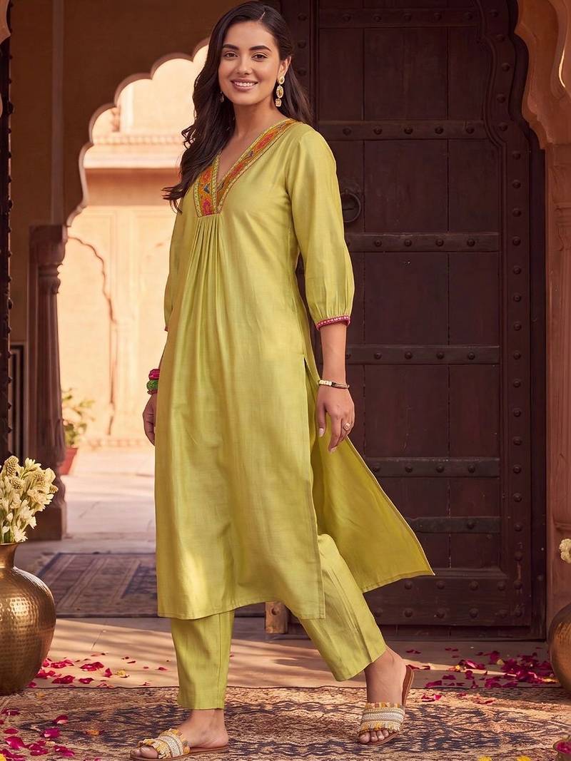 women embroidered empire thread work liva kurta with trousers
