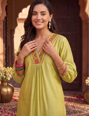 women embroidered empire thread work liva kurta with trousers 4