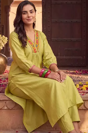 women embroidered empire thread work liva kurta with trousers