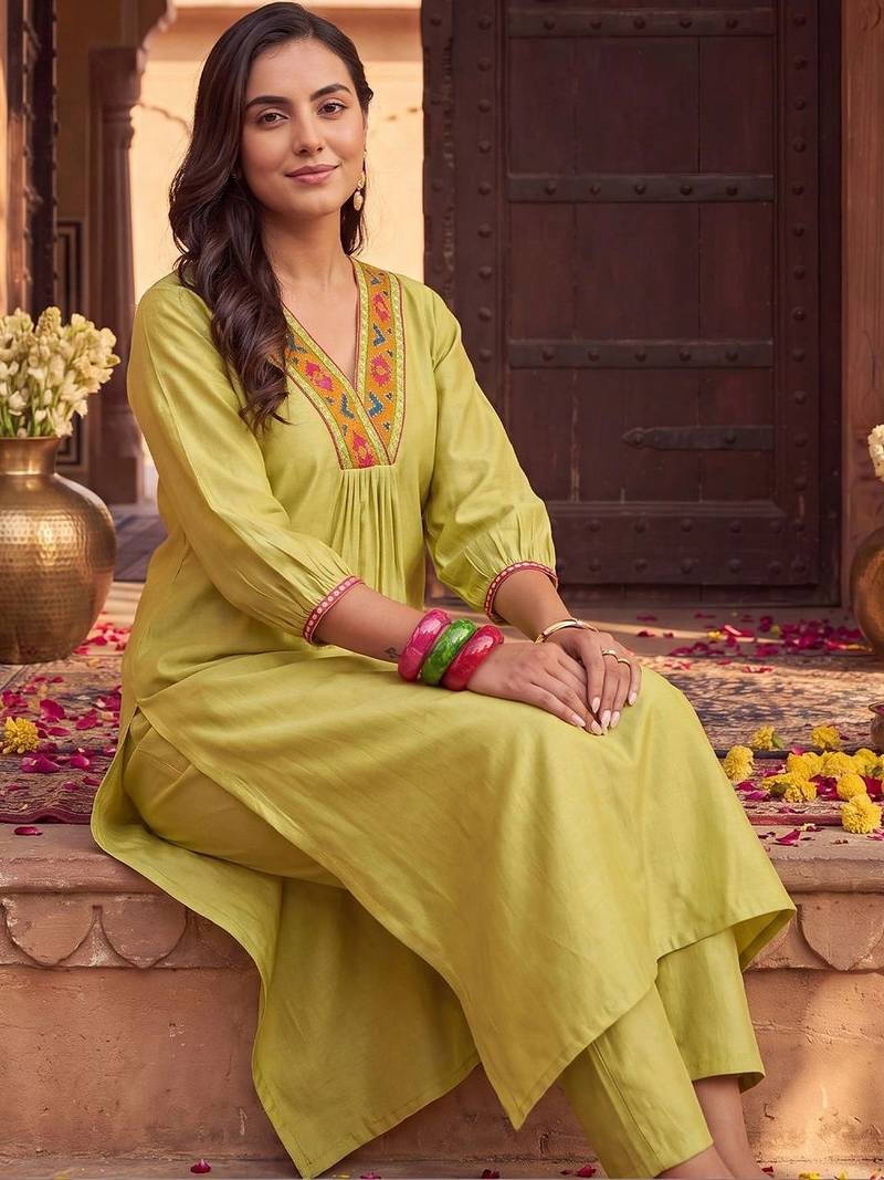 women embroidered empire thread work liva kurta with trousers