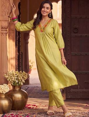 women embroidered empire thread work liva kurta with trousers 6