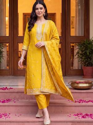 women ethnic motifs regular thread work kurta with trousers & with dupatta 3