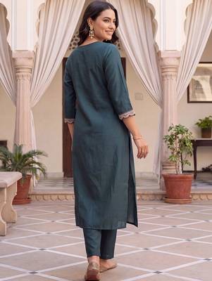 women ethnic motifs embroidered regular thread work kurta with trousers 2