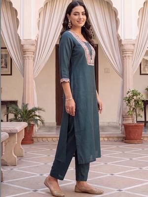 women ethnic motifs embroidered regular thread work kurta with trousers 3