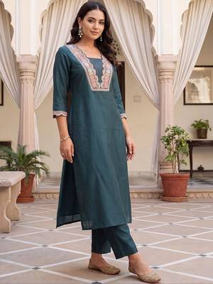 women ethnic motifs embroidered regular thread work kurta with trousers 4