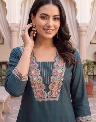 women ethnic motifs embroidered regular thread work kurta with trousers 5