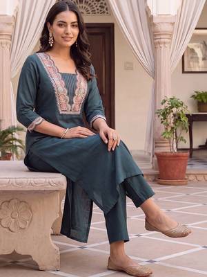 women ethnic motifs embroidered regular thread work kurta with trousers 6