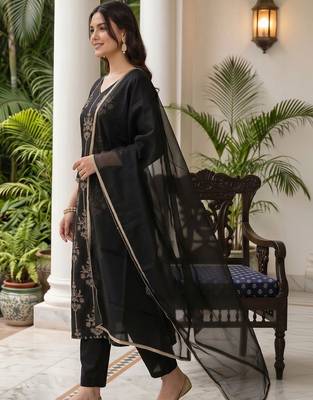 women ethnic motifs embroidered regular thread work liva kurta with trousers & with dupatta 5