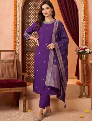 women ethnic motifs embroidered regular kurta with trousers & with dupatta 1