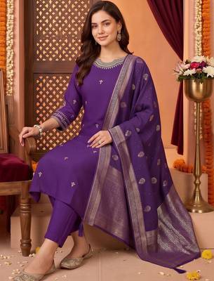 women ethnic motifs embroidered regular kurta with trousers & with dupatta 2