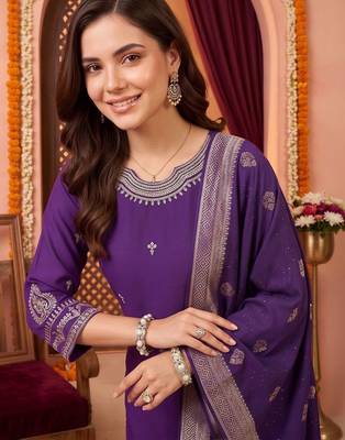 women ethnic motifs embroidered regular kurta with trousers & with dupatta 5