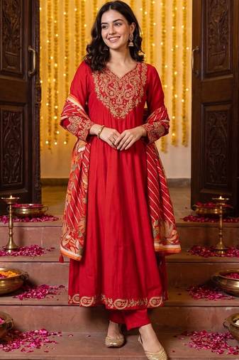 women floral embroidered regular thread work kurta with trousers & with dupatta