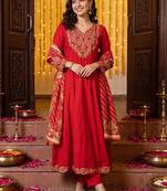 women floral embroidered regular thread work kurta with trousers & with dupatta