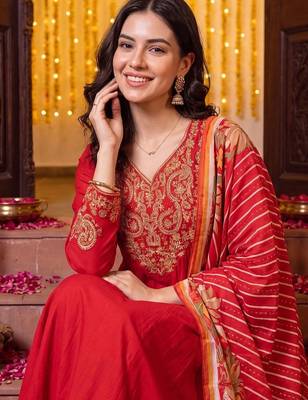 women floral embroidered regular thread work kurta with trousers & with dupatta 2