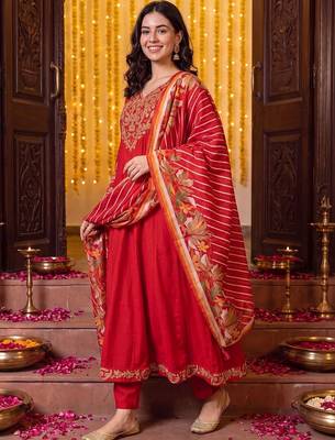 women floral embroidered regular thread work kurta with trousers & with dupatta 3