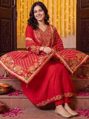 women floral embroidered regular thread work kurta with trousers & with dupatta 4
