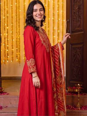 women floral embroidered regular thread work kurta with trousers & with dupatta 6