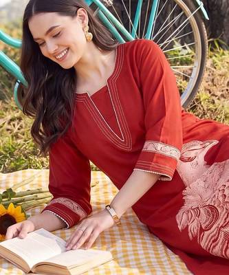 women ethnic motifs printed regular kurta with trousers 4