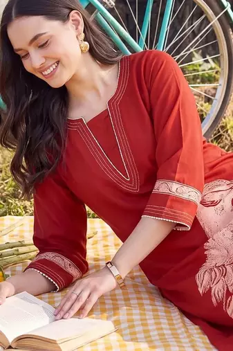 women ethnic motifs printed regular kurta with trousers