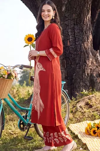 women ethnic motifs printed regular kurta with trousers