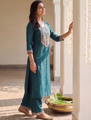 women ethnic motifs embroidered regular thread work liva kurta with palazzos 2