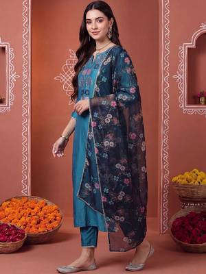 women floral embroidered regular sequinned kurta with trousers & with dupatta 2