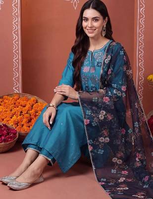 women floral embroidered regular sequinned kurta with trousers & with dupatta 4