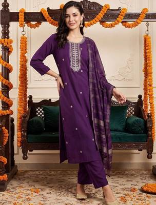 women ethnic motifs embroidered regular thread work kurta with trousers & with dupatta 4