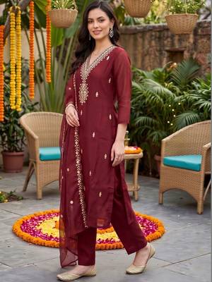 women ethnic motifs embroidered regular kurta with trousers & with dupatta 2