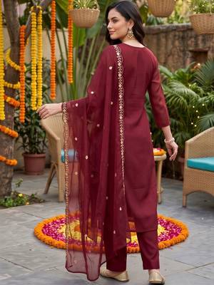 women ethnic motifs embroidered regular kurta with trousers & with dupatta 3