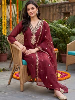 women ethnic motifs embroidered regular kurta with trousers & with dupatta 4