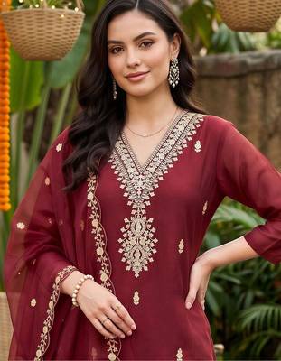women ethnic motifs embroidered regular kurta with trousers & with dupatta 5