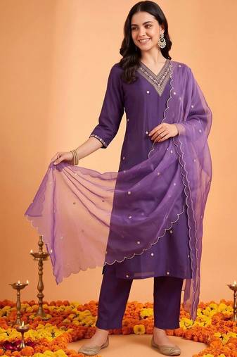 women ethnic motifs embroidered regular kurta with trousers & with dupatta