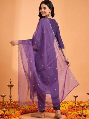 women ethnic motifs embroidered regular kurta with trousers & with dupatta 2