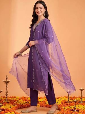 women ethnic motifs embroidered regular kurta with trousers & with dupatta 3