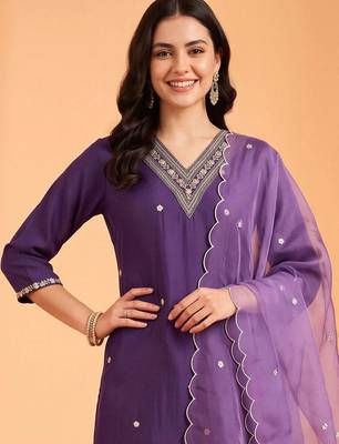 women ethnic motifs embroidered regular kurta with trousers & with dupatta 4