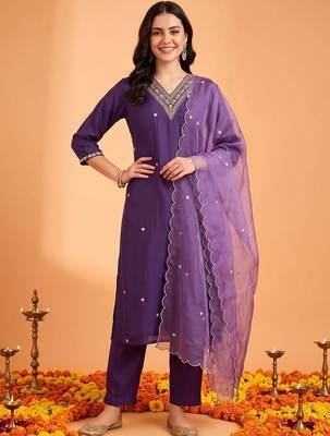 women ethnic motifs embroidered regular kurta with trousers & with dupatta 5