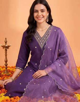 women ethnic motifs embroidered regular kurta with trousers & with dupatta 6