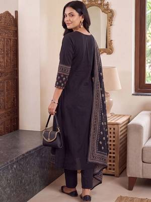 women ethnic motifs embroidered regular thread work cotton kurta with trousers & with dupatta 3