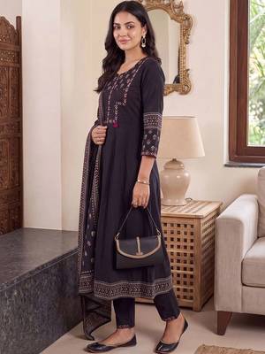 women ethnic motifs embroidered regular thread work cotton kurta with trousers & with dupatta 4