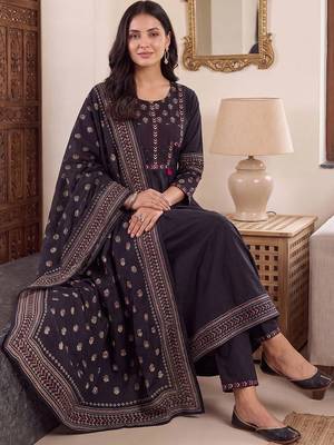 women ethnic motifs embroidered regular thread work cotton kurta with trousers & with dupatta 5